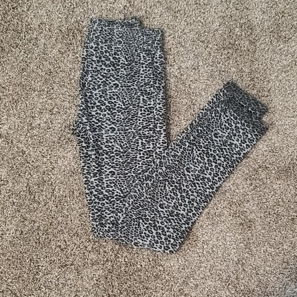 Grey leopard leggings